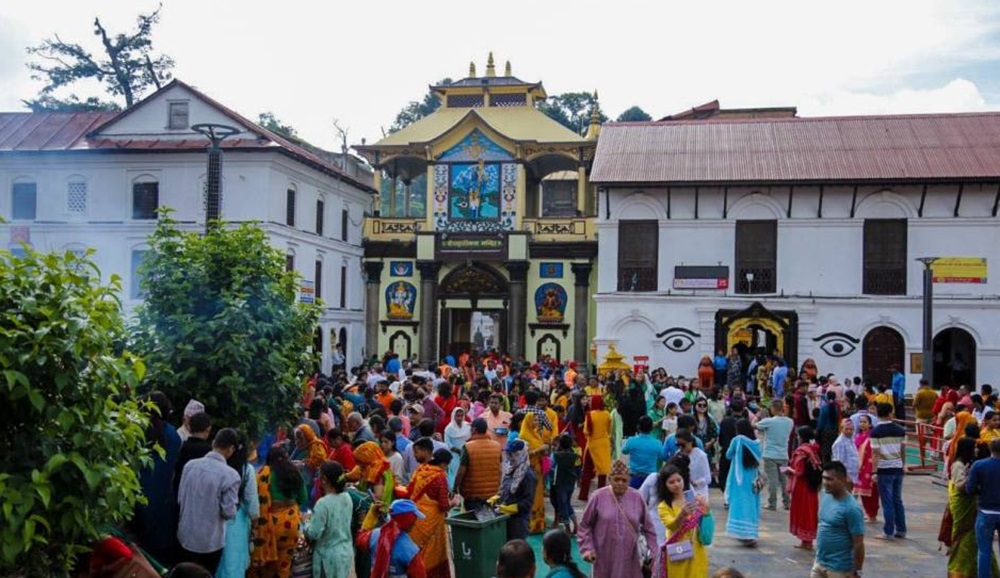 पशुपतिनाथसहित देशभरका शिवालयमा भक्तजन र दर्शनार्थीको घुइँचो