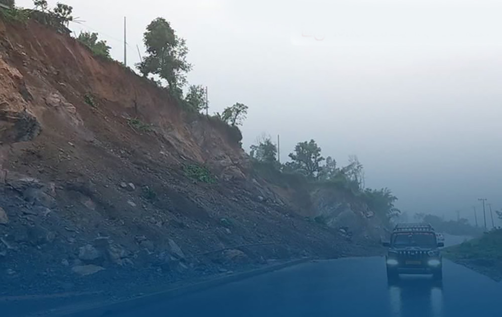 पहिरो र बाढीले देशका दर्जनभन्दा बढी सडक अवरुद्ध